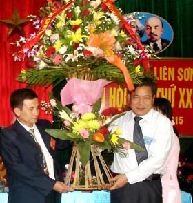 Đồng chí Bí thư Tỉnh ủy tặng hoa chúc mừng Đại hội